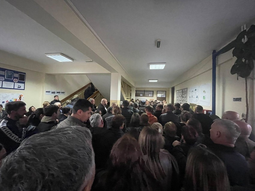 Vranje,gužve ispred biračkog mesta gde glasaju Srbi iz Kosovskog Pomoravlja