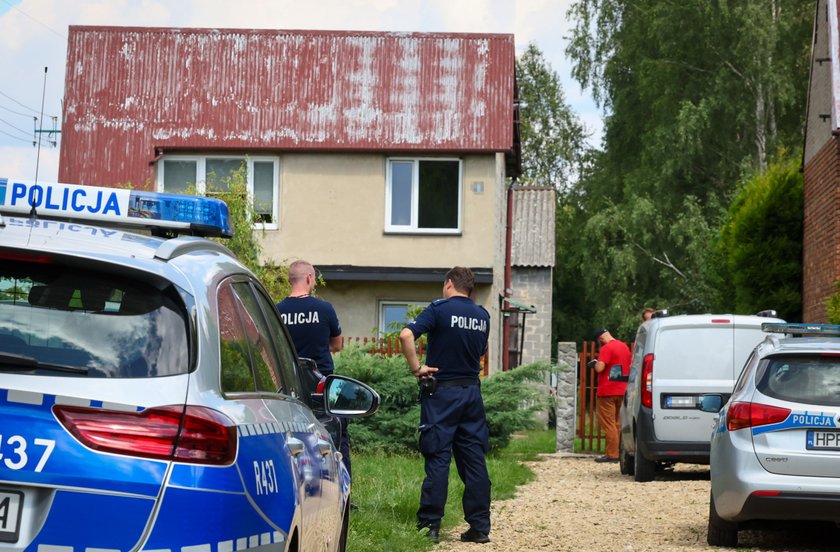 Są zarzuty za zabójstwo matki i córki pod Częstochową. Zatrzymany ich sąsiad. Przed zbrodnią dopuścił się innego potwornego czynu...