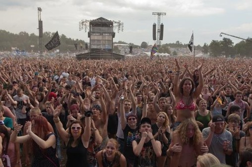 Uczestnicy Przystanku Woodstock bawią się pod scen