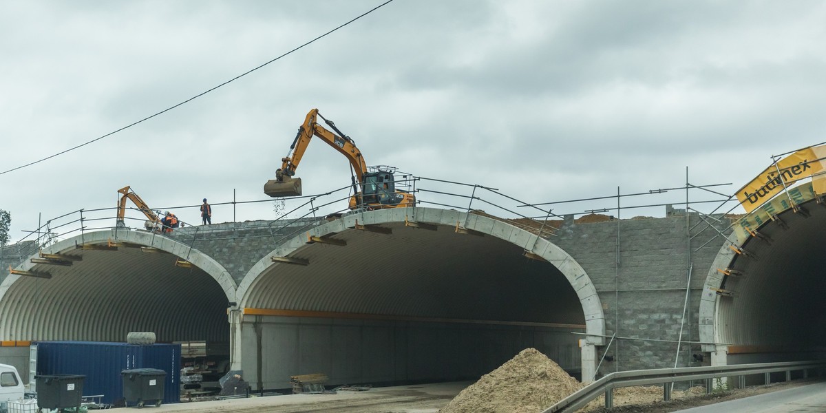 Zagrożona jest budowa dwunastu odcinków dróg. Inwestycje stały się nierentowne ze względu na znaczne zwiększenie kosztów budowy, co z kolei spowodowane jest podwyżką cen materiałów i robocizny.