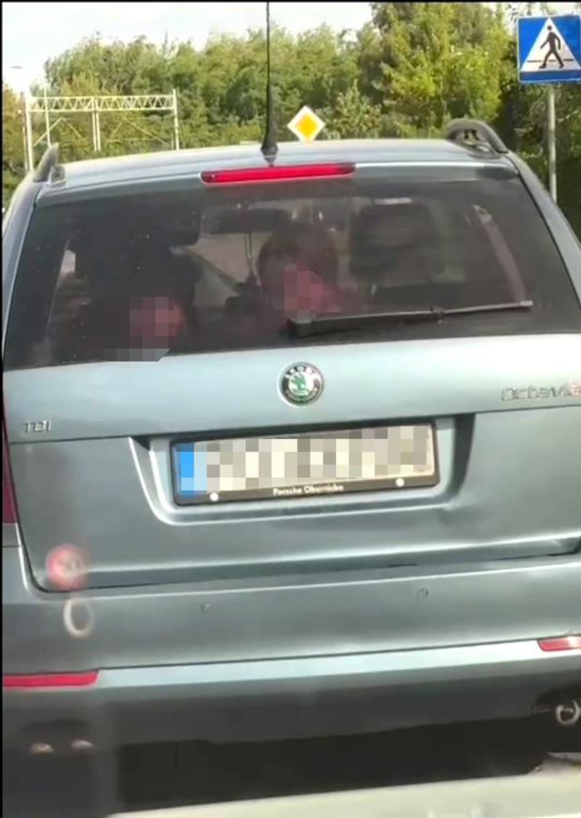 Shocking scenes in the car. She was carrying three children like that. « Absolutely unacceptable »