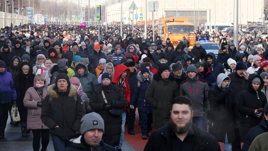 Tysiące ludzi zebrało się na moskiewskim stadionie na proputinowskim wiecu z okazji pierwszej rocznicy inwazji wojskowej Rosji na Ukrainę, Moskwa, 22 lutego 2023 r.