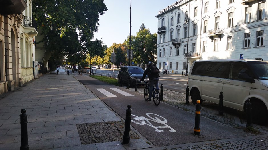 To nie jest przejście dla pieszych! To "zmyłka" – w takim miejscu pieszy nie ma pierwszeństwa przed rowerem, bo brakuje znaku pionowego D-6