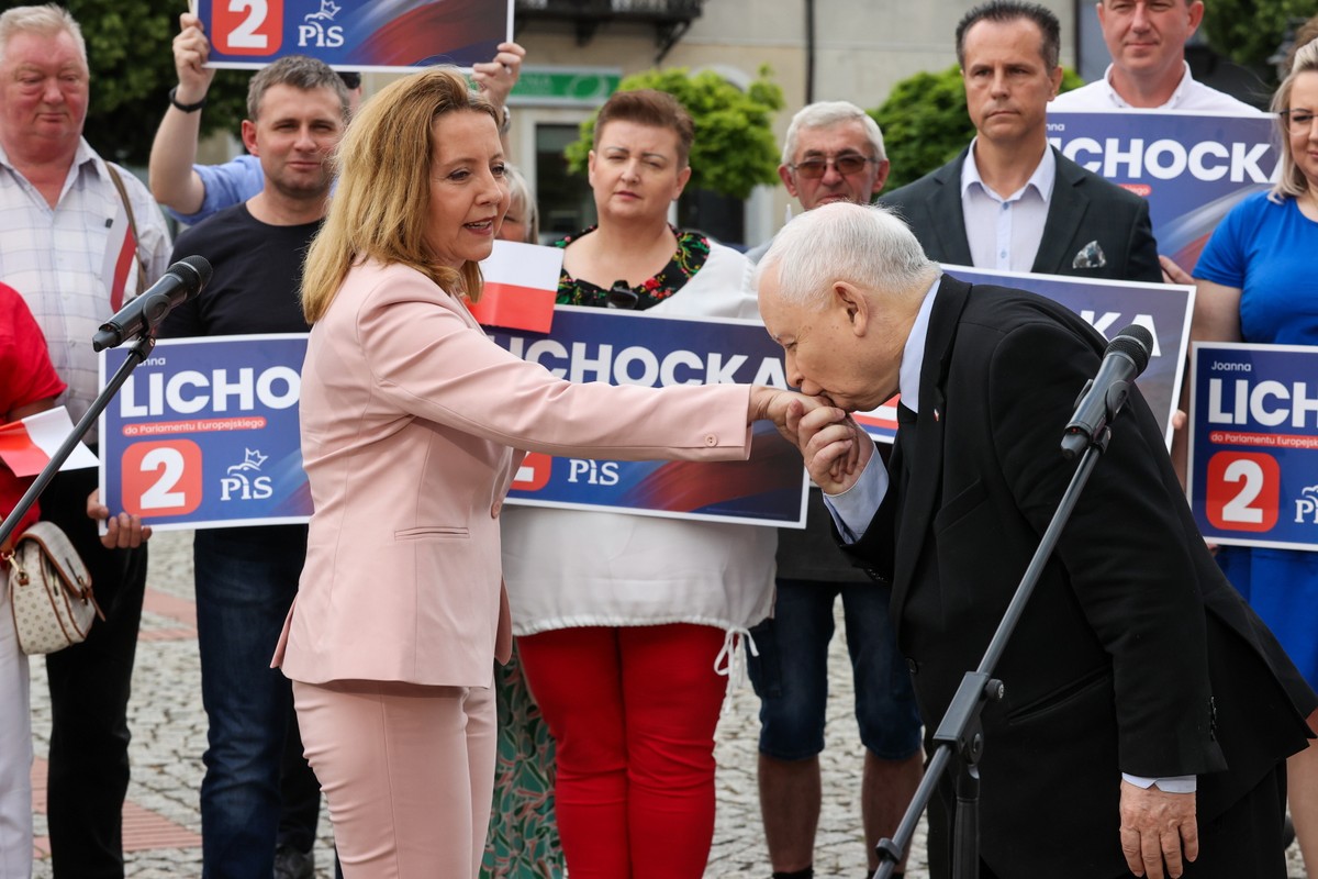 Kampania wyborcza do Europarlamentu. Jarosław Kaczyński całuje dłoń Joanny Lichockiej podczas konferencji prasowej na rynku w Sieradzu