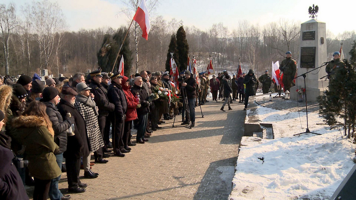 W całym regionie świętokrzyskim odbywały się dziś uroczystości związane z Narodowym Dniem Pamięci Żołnierzy Wyklętych. Głównym punktem wojewódzkich obchodów była msza święta w bazylice katedralnej i spotkanie przed pomnikiem Armii Krajowej w Kielcach. Wcześniej wiele osób oddało hołd żołnierzom wyklętym przy obelisku na cmentarzu na Piaskach.