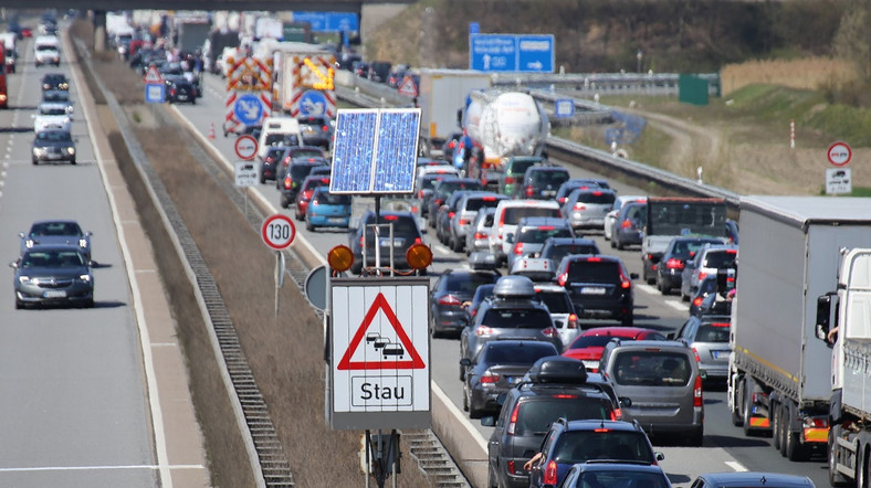 Omijanie korka na autostradzie pasem awaryjnym