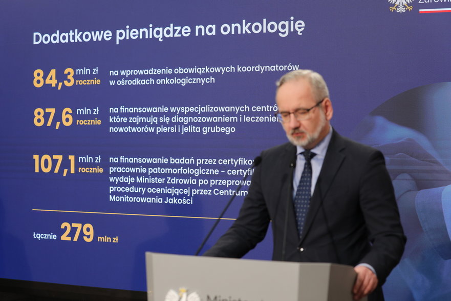 Minister zdrowia Adam Niedzielski podczas konferencji nt. zwiększenia nakładów na onkologię i szpitale. 27.04.2023 r.