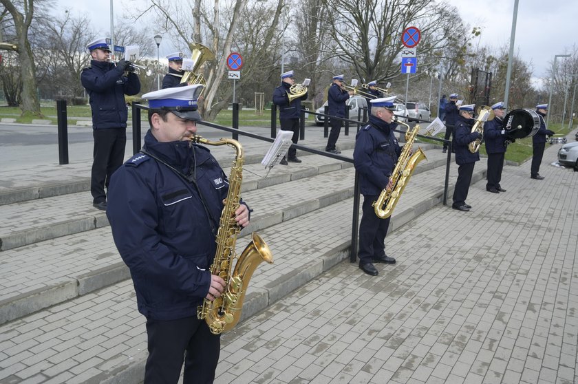 Policjanci zagrali chorym dzieciom pod oknami