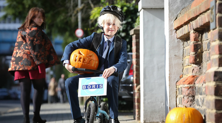 Boris Johnson brit kormányfőt kerékpáron figurázták ki halloween alkalmából / Fotó: Northfoto