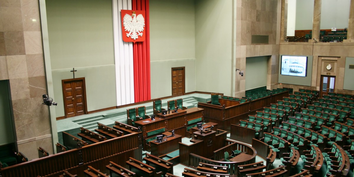 Reforma w spółkach skarbu państwa ma sprawić, że będą "skuteczniej pracować dla swojego właściciela". Ministerstwo nie wyklucza żadnego ze scenariuszy, w tym stworzenia jednego parasola nad państwowymi przedsiębiorstwami. 