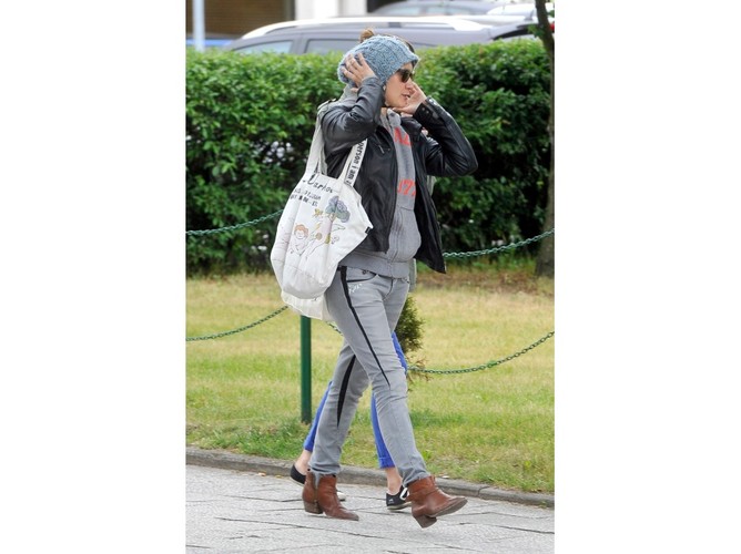 Ilona Ostrowska w ciężkich, ciepłych butach w środku lata.