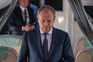 Premier Donald Tusk na pokładzie samolotu rządowego.