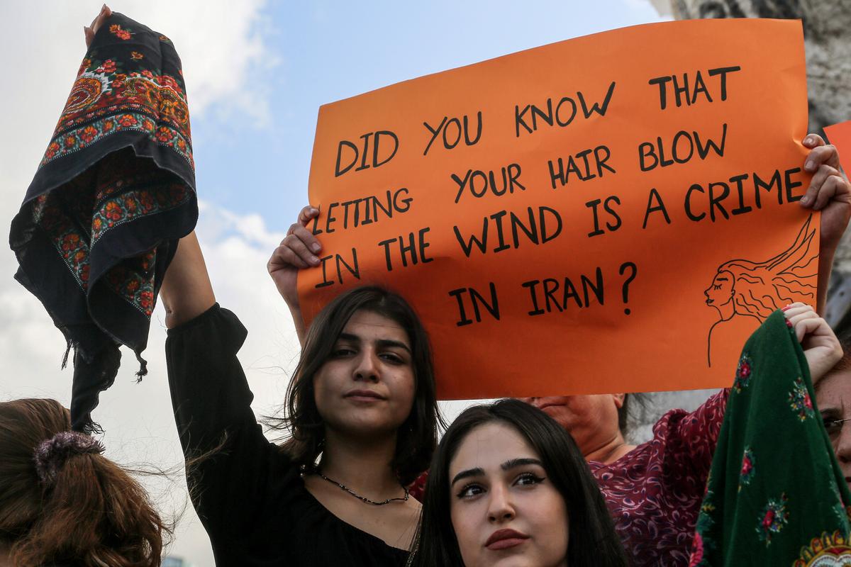 „Tudtad, hogy Iránban bűnnek számít, ha kiengeded a hajad a szélben?” - Így vált az ellenállás jelképévé Mahsza Amini