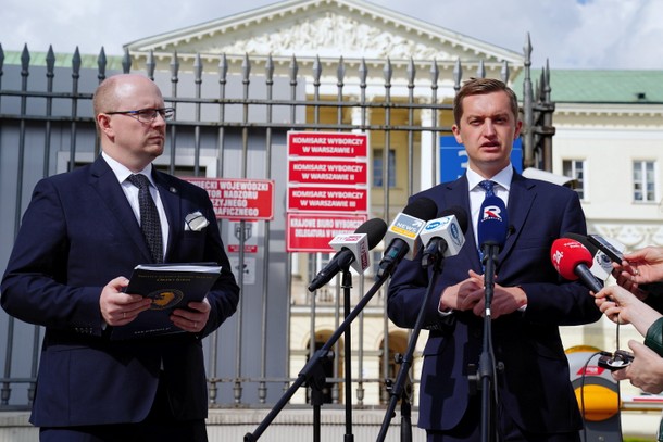 Jerzy Kwaśniewski (z lewej), prezes zarządu Instytutu na rzecz Kultury Prawnej Ordo Iuris, na konferencji prasowej wiceministra sprawiedliwości Sebastiana Kalety, Warszawa, lipiec 2020 r.