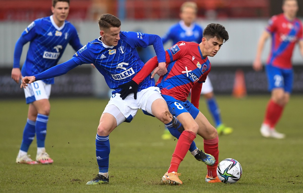 Zawodnik Wisły Płock Dawid Kocyła (L) i Ben Lederman (P) z Rakowa Częstochowa podczas meczu 21. kolejki piłkarskiej Ekstraklasy