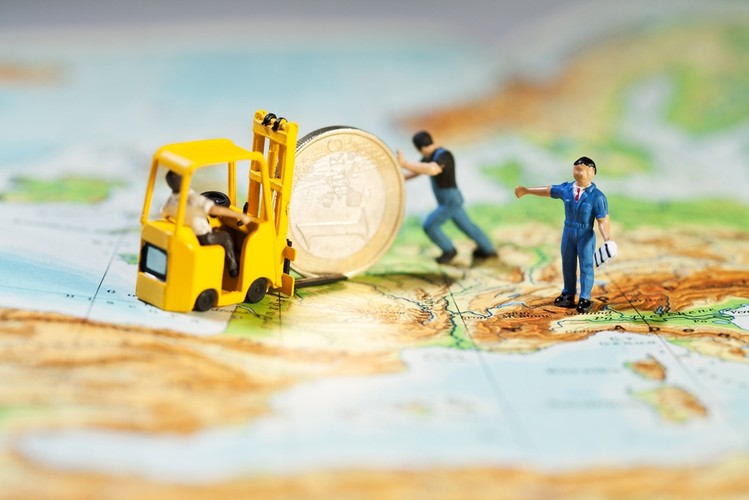 4.	Europa: rozstanie, czy buziak na zgodę? Wielu ekspertów w Stanach martwi się nieprzewidywalnością wydarzeń w Europie, a także ich konsekwencjami. Jak przypomina dziennik, rynki na każde doniesienie z tego regionu reagują bardzo intensywnie, szybując w górę lub silnie spadając.