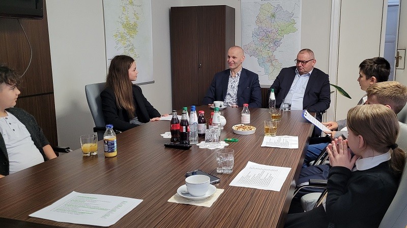 Śląsk wicemarszałkowie Łukasz Czopik i Krzysztof Klimosz z dzieciakami 0