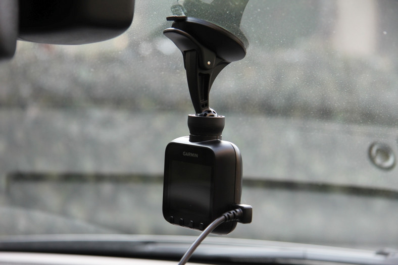 Garmin Dash Cam 20. Uchwyt wyposażono w relatywnie miękką silikonową przyssawkę,