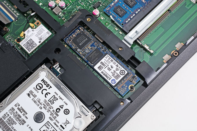 Wewnętrzny SSD. Na droższych płytach głównych i w coraz większej liczbie notebooków jest gniazdo formatu M.2. Można do niego podłączyć miniaturowe SSD, a oryginalny twardy dysk pozostaje w notebooku. Zaleta: dużo pamięci i wysoka szybkość.