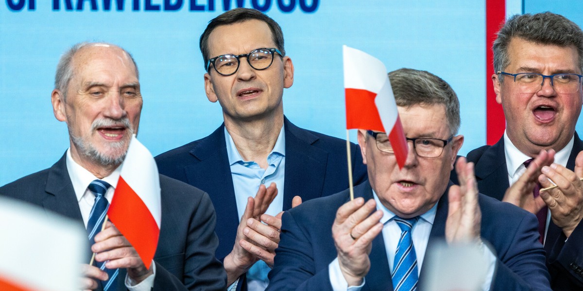 Były premier Mateusz Morawiecki podczas wieczoru wyborczego 7 kwietnia w siedzibie PiS.