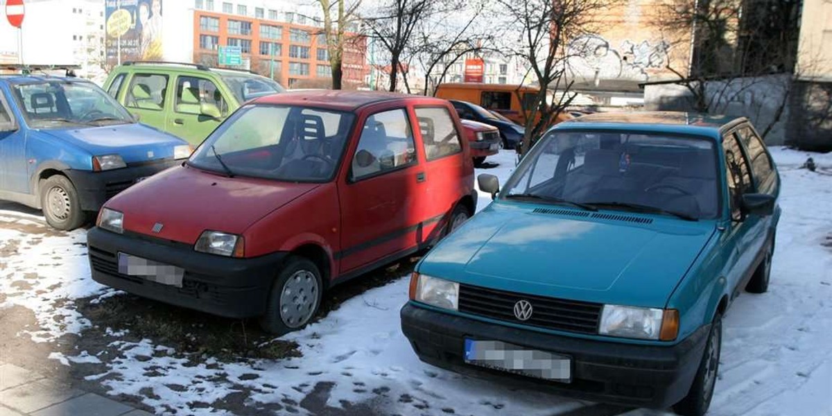 PARKOWANIE NA TERENACH ZIELONYCH BEDE WIELGACHNE MANDATY  N Z SAMOCHODY NA MIEJSCACH GDZIE SA JAKIES OCHLAPY TRAWY