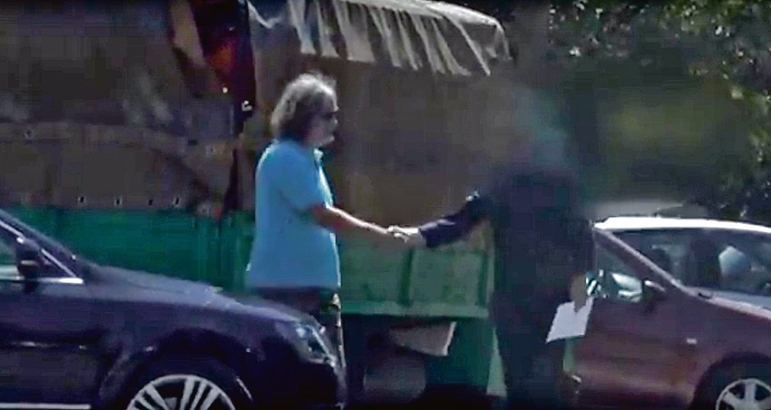 Anđus snimljen kako prima mito