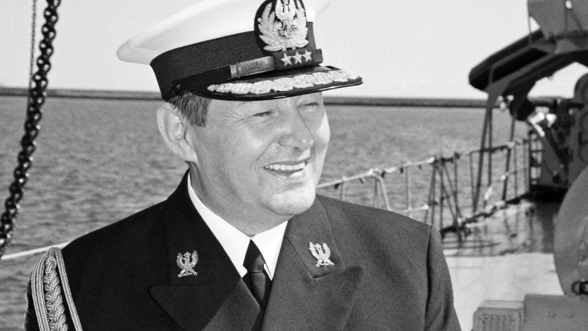 W Marynarce Wojennej przeszedł całą ścieżkę kariery dowódczej, by w 1996 roku stanąć na jej czele. Wprowadził polskie siły morskie do NATO, unowocześnił je, zapewnił nowe okręty. Mawiał: "Najpierw jest Marynarka Wojenna, potem długo, długo nic i następnie cała reszta". W środę odszedł admirał floty Ryszard Łukasik.