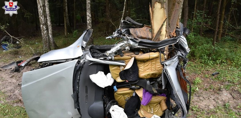 Auto roztrzaskało się na drzewie. 20-latek nie żyje