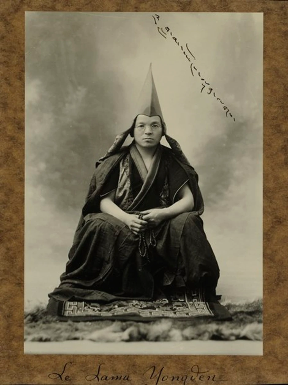 Lama Jongden pratio je Aleksandru na putovanjima, a usvojila ga je 1929.