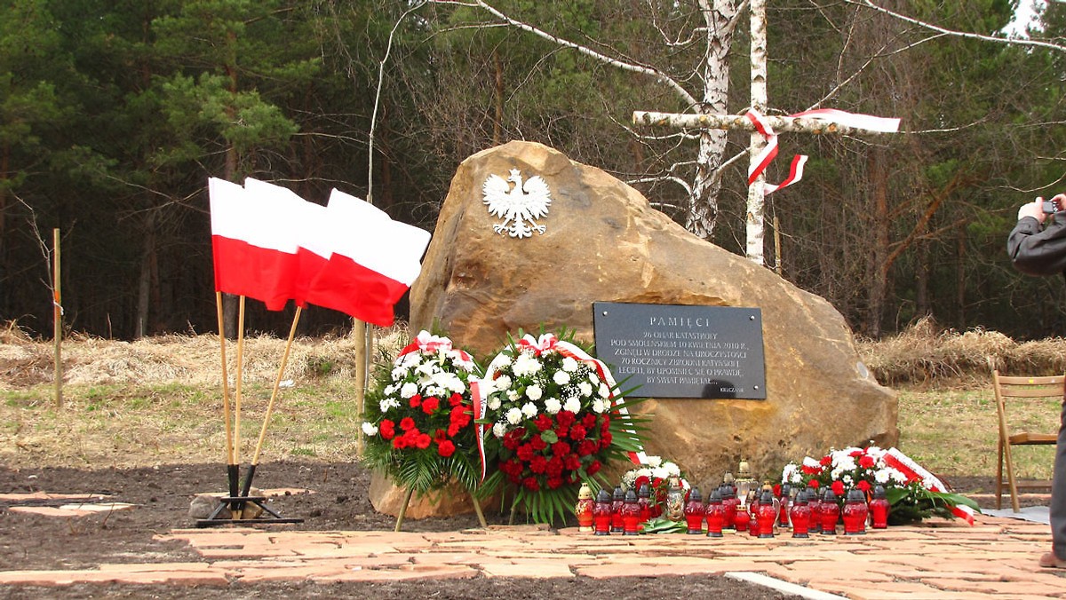 Przedstawiciele władz miasta, mieszkańcy oraz uczniowie Szkoły Podstawowej nr 25 w Kielcach spotkali się dziś przy obelisku upamiętniającym ofiary katastrofy smoleńskiej. Przed pomnikiem przy ul. Grabinów za Wzgórzem Karczówka złożono kwiaty i zapalono znicze. – Tam zginęli ludzie o różnych poglądach, zwolennicy różnych ideologii, ale to byli Polacy i to chyba jest najistotniejsze, i o nich powinniśmy pamiętać – podkreślił podczas uroczystości sekretarz miasta Janusz Koza.