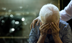 Alzheimer — to mogą być pierwsze symptomy na długo przed chorobą. Nowe badanie