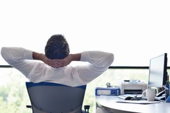 Rynek pracy nadal broni się przed zapaścią. Firmy 'chomikują' pracowników