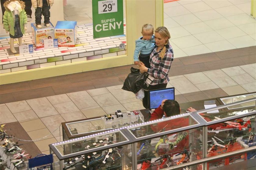 Polska aktorka w ciąży z dzieckiem na zakupach. ZDJĘCIA