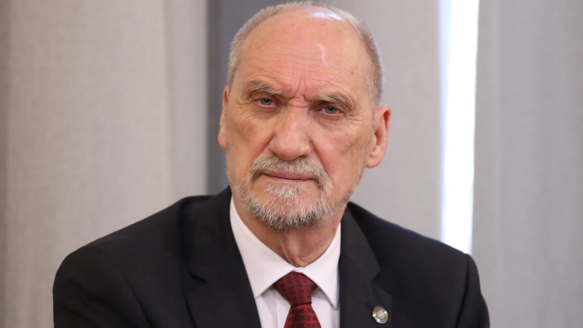 Macierewicz o współpracy z naukowcami. Jeden z nich zdradza kulisy: blaga