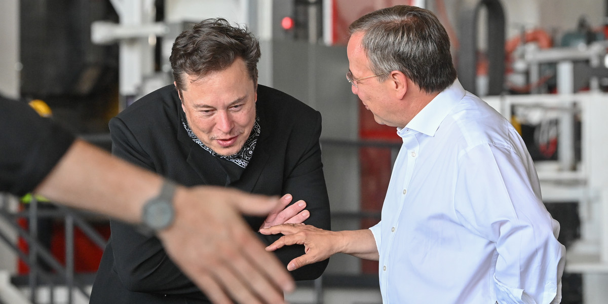 Elon Musk podczas wizyty na budowie fabryki Tesli w Niemczech w 2021 r.