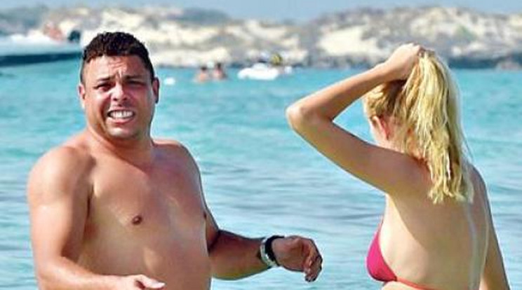 Ronaldo szexi barátnőjével élvezi a nyarat