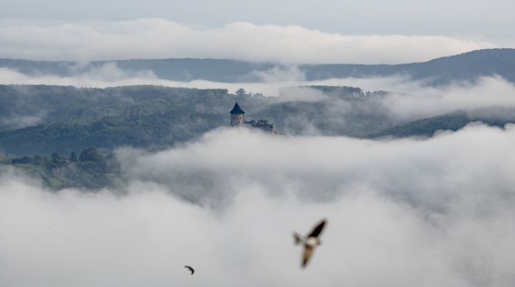 Ködös táj a somoskői vár körül Salgótarján közelében / Fotó: MTI-Komka Péter