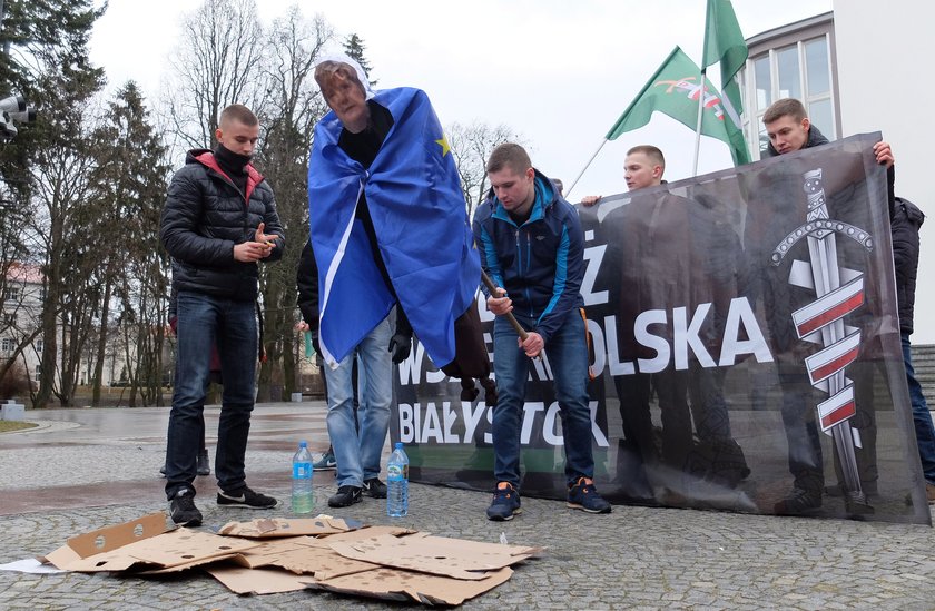 Protest Młodzieży Wszechpolskiej w Białymstoku odbył się w związku z atakami terrorystycznymi w Brukseli 22 marca 2016.