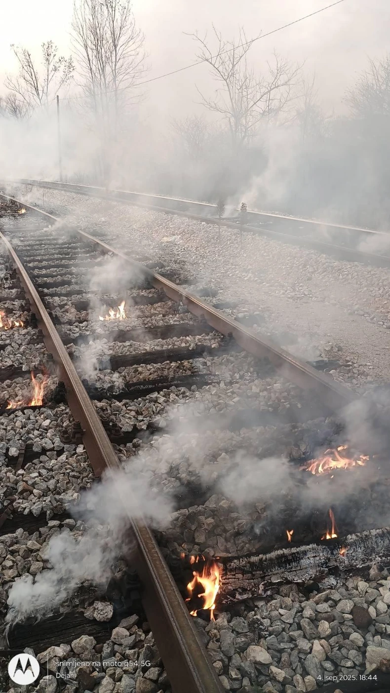 Požar kraj pruge u Brusniku