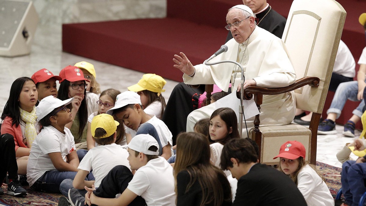 Papież Franciszek powiedział dziś dzieciom z całego świata, że wielu “możnych ludzi” nie chce pokoju, gdyż „żyją z wojen” i osiągają zyski z przemysłu zbrojeniowego. Pokój – mówił - nie jest „produktem przemysłowym”, ale "rękodziełem".