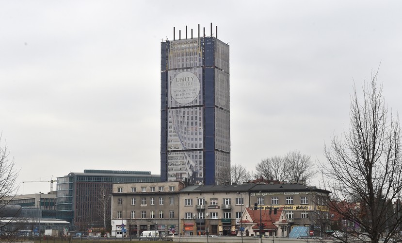 Jak poinformowali w środę przedstawiciele Treimorfa Project, budowa kompleksu biurowego powinna ruszyć zaraz po zakończeniu prac rozbiórkowych, od lipca, najpóźniej września tego roku. Wszystkie budynki będą budowane równolegle. Najdłużej – do później jesieni 2019 – potrwa wznoszenie Unity Tower. W najbliższych miesiącach rozstrzygnięty zostanie przetarg związany z wyborem generalnego wykonawcy, do którego, po prekwalifikacji, zaproszonych zostało - jak mówił Gaertner - 20 firm.

<br><br>fot. (mr) PAP/Jacek Bednarczyk