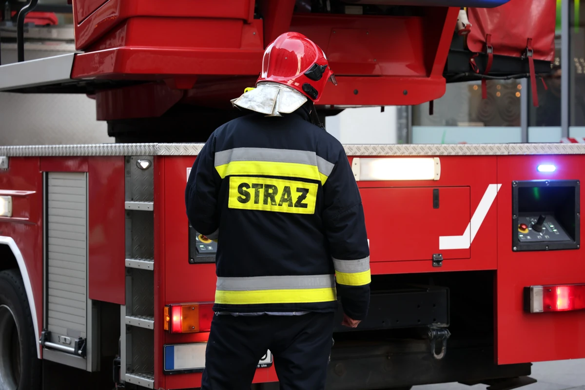  Pożar w Snochowicach. Silny wiatr utrudnieniem dla strażaków