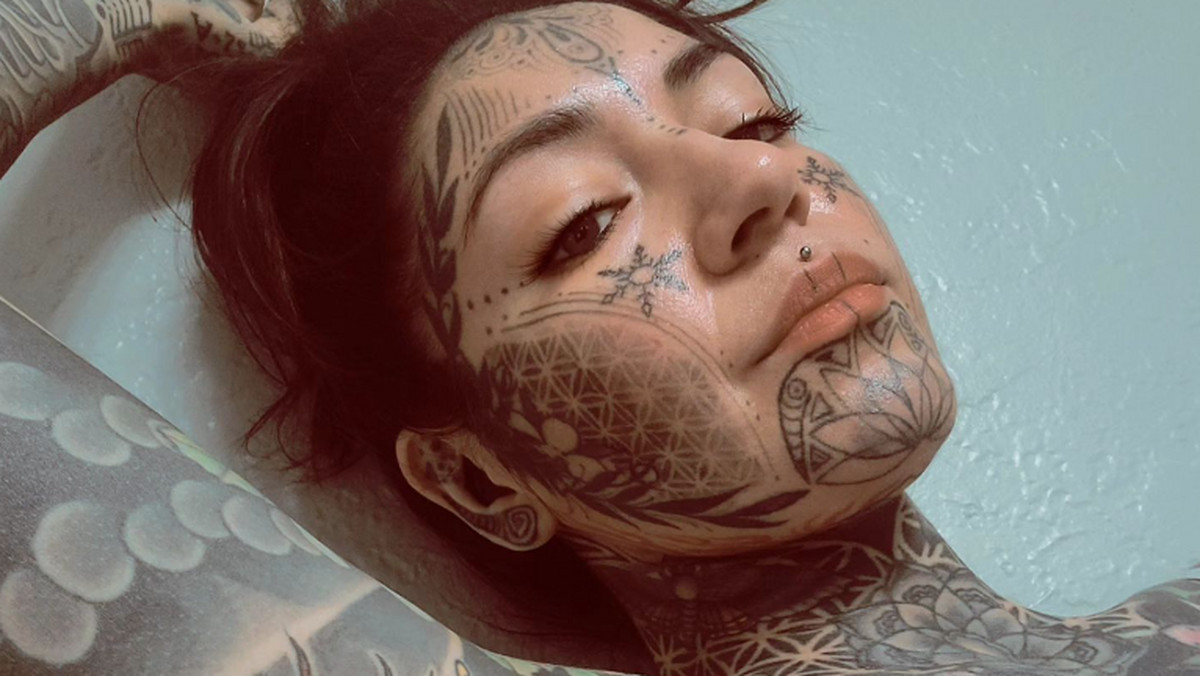 Ma 35 lat i ponad tysiąc tatuaży. Pokrywają niemal całe jej ciało