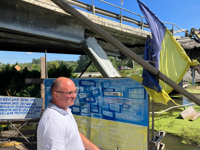 Oleg ispred memorijala na mostu