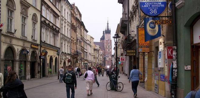 Zrywanie nielegalnych reklam jest dozwolone. Należy je oczywiście wrzucić potem do śmietnika. Niektóre ruchy miejskie nawet zachęcają do tego. Niektóre miasta, takie jak Gdańsk umieszczają jednak obiekty, na których mieszkańcy mogą wieszać swoje ogłoszenia i informacje.<BR><BR>


ul. Floriańska, Kraków, GNU Licencji Wolnej Dokumentacji