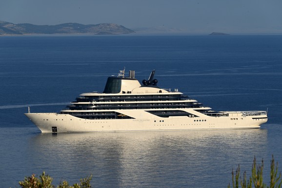 Najluksuzniji brod na svetu stigao na Jadran: Ovaj "plutajući hotel" vredi oko 400 miliona evra, evo koliko košta noćenje