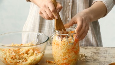 kapusta kiszona w słoiku - jak długo kisić kapustę? ile soli potrzeba do kiszenia kapusty w słoikach? kieszenie kapusty w słoikach na zimę przepis babci ania gotuje