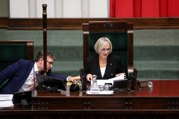 Wicemarszałek Sejmu Dorota Niedziela (P) na sali obrad Sejmu w Warszawie, 22 bm. Posłowie zajmują pierwszym czytaniem obywatelskiego projektu ustawy ws. refundacji in vitro