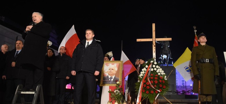 Polityk PiS przekonuje: Miesięcznica katastrofy smoleńskiej to nie jest partyjna uroczystość. ZDJĘCIA