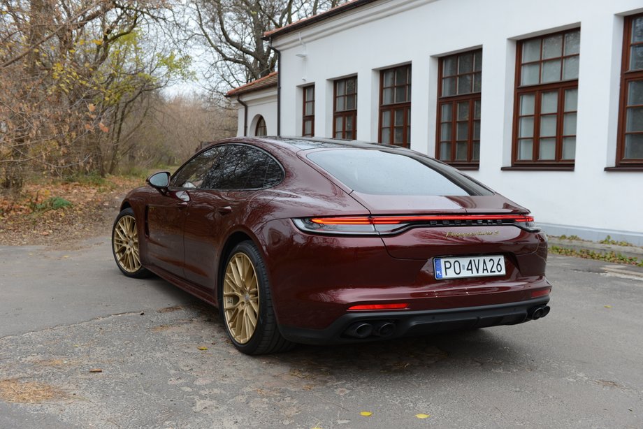 Porsche Panamera Turbo S e-hybrid nie wygląda jak typowa limuzyna z najwyższej półki. To auto o wyraźnie zaznaczonym, sportowym charakterze.